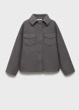 Chaqueta de tejido bouclé color gris oscuro, con diseño recto, cuello camisero, cierre frontal de botones y dos bolsillos de solapa con botón en el frente.
