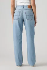 Jean de mujer color azul claro, de corte holgado y tiro medio.