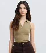 Blusa sin mangas de algodón con cuello polo y escote en V, de corte ajustado al cuerpo.
