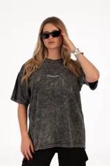 Remera oversize negra con efecto lavado y cuello redondo.