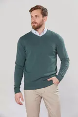 Sweater de hilo color borgoña, con cuello en V y logo bordado en el pecho.