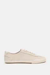 Zapatillas tipo deportiva Barefoot confeccionadas en serraje de color beige, con diseño de puntera amplia y suela flexible. Cuentan con detalles de pespuntes, cordones al tono y refuerzo en contraste en la parte trasera.