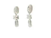 Pendientes largos de metal plateado con diseño escultural y acabado martillado y orgánico.