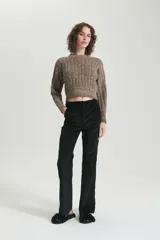 Sweater marrón de punto trenzado con efecto moulinado, cuello redondo y terminaciones en rib. Corte crop.