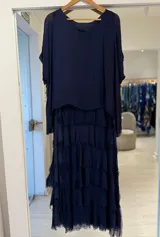 Vestido midi azul marino con capas de volados escalonados en la falda y escote redondo, de mangas cortas fluidas.