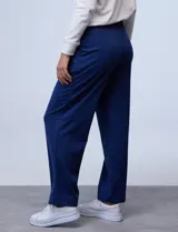 Pantalón jogger color beige con estampado de lunares multicolores, de algodón soft con pretina ancha elastizada, bolsillos inclinados y pierna ancha.