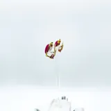 Aros cortos con cristal Swarovki ovalado y reborde dorado de metal. Se ajustan con clip.