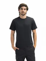 Remera de cuello redondo y manga corta, confeccionada en tejido técnico dry fit con acabado vintage wash. Presenta un diseño minimalista y versátil, ideal para actividades deportivas o uso diario.