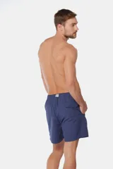 Short de baño liso color verde esmeralda, con cintura elástica y cordón ajustable.