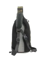 Mochila tipo morral de un solo hombro con estampado de camuflaje en tonos verdes y marrones. Cuenta con cierre frontal vertical, logo de la marca estampado, panel trasero de espuma EVA y correas ajustables para uso ambidiestro.