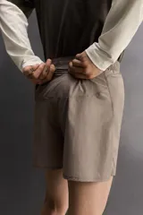 Shorts de running confeccionados en tejido técnico ligero y elástico, con forro interior. Presentan cintura elástica ajustable con cordón interior, aberturas laterales en el bajo, bolsillo lateral multifunción y bolsillo trasero con cierre de cremallera.