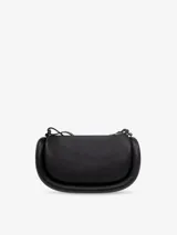 Bolso de hombro color beige, marca JW Anderson, modelo Bumper-12. Confeccionado en cuero con ribetes tubulares acolchados. Tiene correa de hombro ajustable, cierre con cremallera superior y logo estampado en el frente.