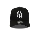 Gorra negra con logo de los New York Yankees bordado en blanco en el frente y parches bordados de las World Series en el lateral.