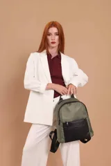 Mochila urbana de diseño combinado, confeccionada en tela resistente con bolsillo frontal y detalles en cuero sintético. Cuenta con compartimento principal con cierre y correas ajustables.