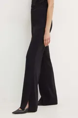 Pantalón de vestir negro de corte recto con pretina, botón y abertura en el ruedo.