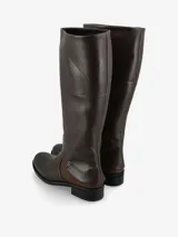 Bota alta de cuero negro con caña lisa y diseño minimalista.