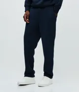 Pantalón de corte recto confeccionado en tejido de algodón y poliéster, con cintura elástica, cordón de ajuste y bolsillos laterales.