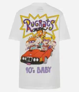 Remera blanca de manga corta y cuello redondo con un estampado frontal que dice "Rugrats 90's BABY" en colores violeta, amarillo y naranja.