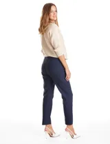 Pantalón de corte slim fit en color negro, confeccionado en tejido técnico de alta densidad. Presenta una pretina ancha elastizada, diseño pull-on sin cierres ni botones, y cuenta con cinco bolsillos funcionales.