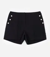 Bermuda de crepé color blanco, de corte holgado y tiro alto, con pliegues frontales y bolsillos laterales con detalle de botones. Confeccionada en poliéster y elastano.