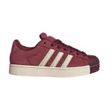 Championes Adidas Superstar II SKTR W, color bordó con detalles en blanco crema. Presentan una estructura de gamuza, las icónicas tres tiras laterales y la clásica puntera de goma reforzada.