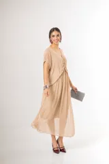 Vestido midi de seda italiana color tostado, con escote en V, mangas cortas y sobrecapa fruncida en el frente. Cuenta con diseño fluido y elástico en la cintura.