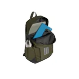 Mochila Adidas Primelift color verde militar con base negra, compartimento principal amplio, bolsillo frontal con cierre y tres franjas reflectantes verticales.