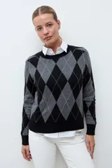 Sweater de punto con diseño de rombos en tonos negro y gris, de cuello redondo y manga larga con puños acanalados.