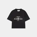 Remera de corte boxy fit color negro, con estampado gráfico frontal que incluye escudos y tipografía en color blanco.