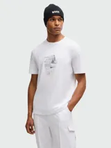 Camiseta blanca de algodón elástico con cuello redondo y manga corta. Presenta un estampado artístico con el logo de la marca en el pecho.