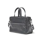 Bandolera de cuero con textura granulada, cuenta con doble asa de mano y correa larga ajustable y extraíble. Presenta un bolsillo frontal con cierre y placa metálica con logo de la marca en el centro.