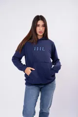 Canguro con capucha de color azul marino, confeccionado en tela deportiva con frizza. Presenta un diseño de calce holgado, mangas largas y puños elásticos.