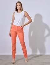 Pantalón blanco de gabardina elastizada, marca Zac & Rachel. Con pretina con pasadores, botón y cierre. Delantera con tres bolsillos. Trasera con bolsillos ojal.