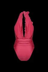 Malla enteriza de licra color bordó, con profundo escote en V y cuello halter. Presenta una cinturilla drapeada y flores de muselina aplicadas a mano que decoran el escote de forma asimétrica.