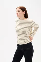Sweater de algodón con diseño de rayas horizontales finas, cuello bote y mangas largas.