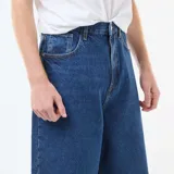 Pantalón de jean con corte baggy, de tiro medio y pierna ancha, en color azul clásico con costuras a tono.
