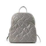 Mochila gris acolchada de símil cuero con diseño entretejido. Tiene un compartimento principal con cierre, un bolsillo interno con cierre y dos abiertos, un bolsillo externo con cierre, correa regulable y herrajes plateados.