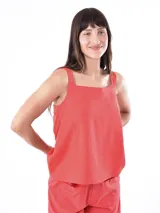 Musculosa roja con breteles anchos y escote cuadrado. Corte recto y holgado.