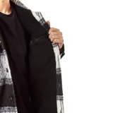 Campera tipo camisa de franela a cuadros blancos y negros, con cuello clásico, cierre frontal con botones y dos bolsillos con solapa en el pecho.