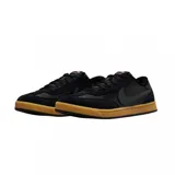 Championes Nike SB FC Classic, color negro con suela de goma color caramelo. Presentan una combinación de cuero texturizado y gamuza en la parte superior, con el icónico logo de Nike en el lateral.