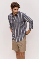 Camisa de manga larga de lino con diseño a rayas en tonos celestes y blancos, cuello camisero clásico y cierre frontal de botones.