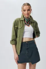 Minifalda de jean negra con corte asimétrico en el frente y deflecado tanto en la cintura como en el ruedo.