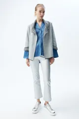 Camisa color crema de satén con botones forrados, cuello en V y manga acampanada tres cuartos.