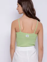 Musculosa blanca de tela texturada con tirantes finos.