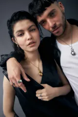 Collar plateado con cadena de eslabones y dije de guante de boxeo.