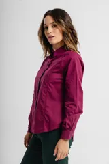Camisa de vestir color vino, de corte clásico, con cuello camisero y mangas largas con puños abotonados.