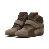 Championes Puma modelo Speedcat Wedge Wns, de caña alta y diseño con taco oculto, color marrón chocolate. Confeccionados en gamuza, incluyen cordones, tira de velcro con el logo grabado en el empeine y suela de goma inspirada en el automovilismo.