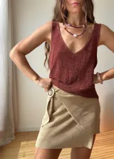 Top de tejido de punto color beige dorado, con escote en V y espalda abierta.