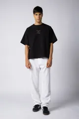 Pantalon de corte recto y holgado, confeccionado en mezcla de lino y algodón. Presenta cintura elastizada con cordón interno para ajuste y bolsillos laterales amplios.