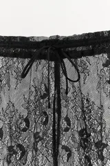 Pantalón capri semitransparente confeccionado en tejido de encaje con diseño floral. Presenta tiro alto y cintura elástica ajustable con lazada, con terminaciones festoneadas en el ruedo.